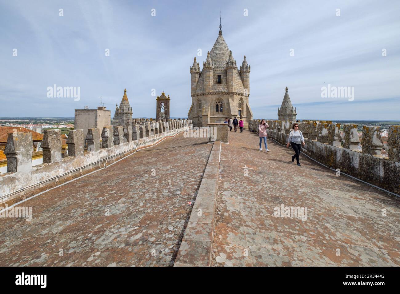 turistas en la terraza superior, catedral de Évora, Basílica Sé Catedral de Nossa Senhora da Assunção, Évora, Alentejo, Portugal. Stock Photo