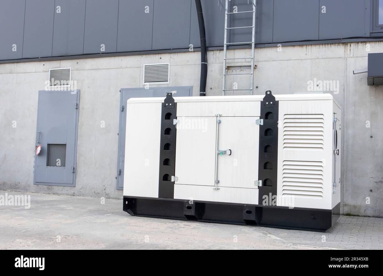 Emergency backup industrial generator for uninterruptible power