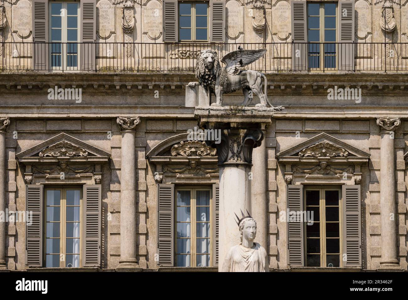 leon de San Marcos, simbolo de la republica de venecia frente al Palazzo Maffei , , Piazza delle Erbe , Verona, patrimonio de la humanidad, Veneto, Italia, Europa. Stock Photo