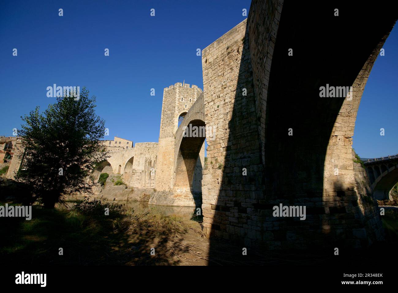 Puente fortificado, s.XI,XIII. Besalu. Garrotxa. Girona..Catalunya.España. Stock Photo