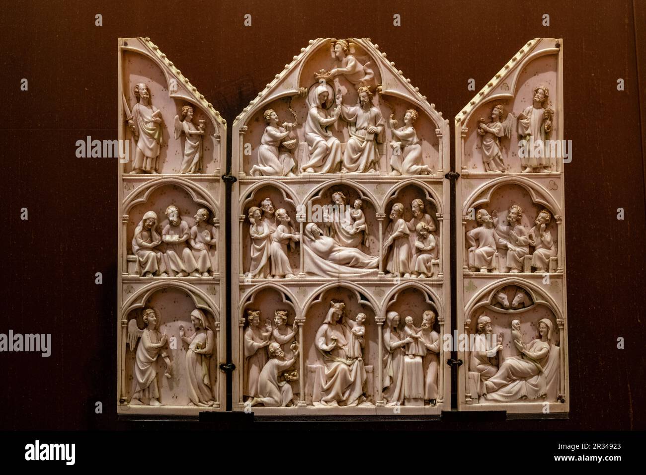 triptico con escenas de la vida y muerte de la virgen Maria, Paris, siglo XII, Fundación Calouste Gulbenkian, («Fundação Calouste Gulbenkian»), Lisboa, Portugal. Stock Photo