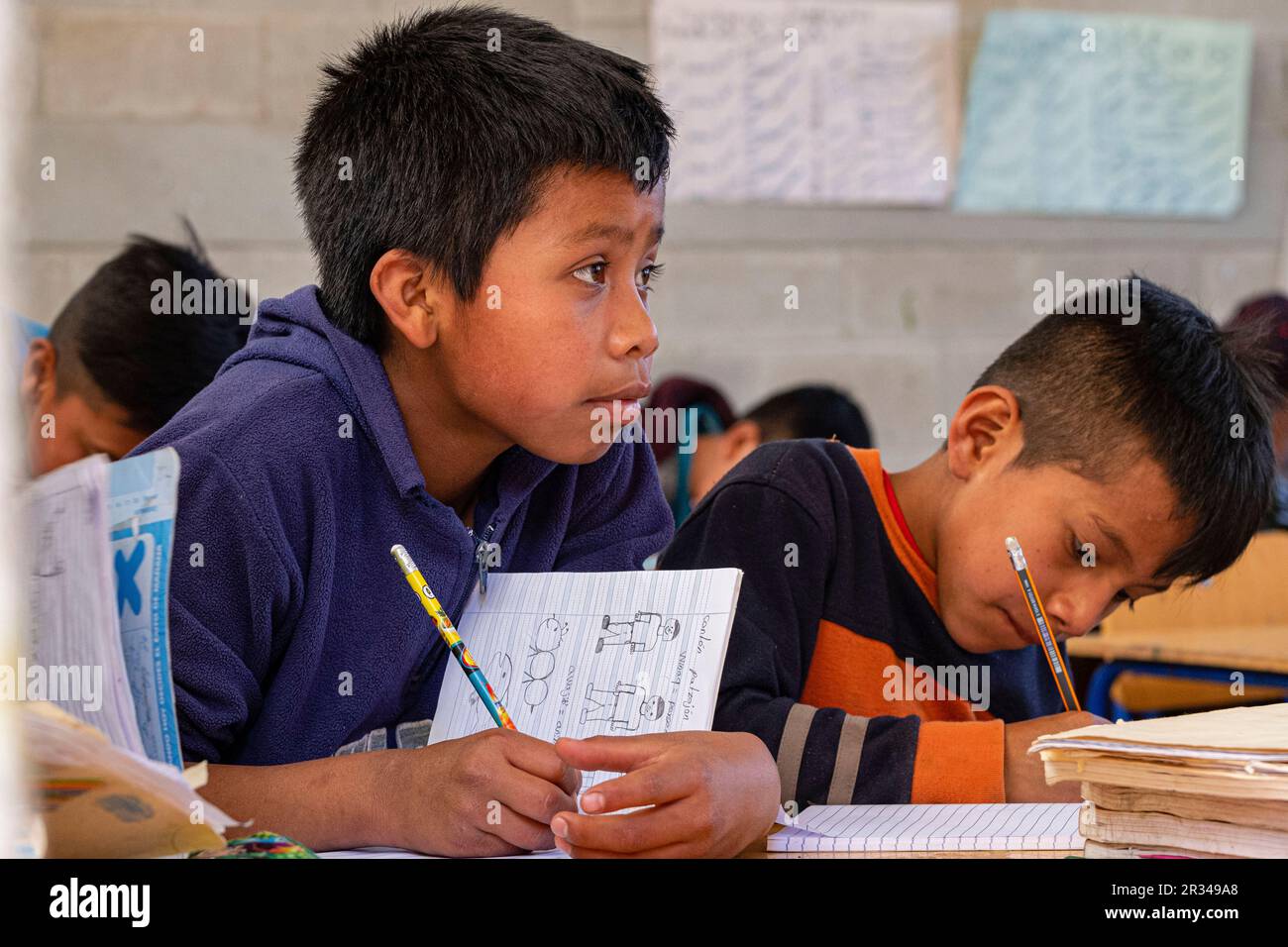 joven escribiendo, escuela de primària, Patzojón Chiquito, Quiche, Guatemala, America Central. Stock Photo