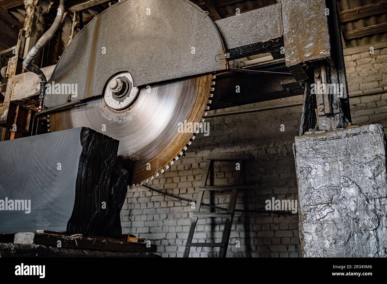Circular stone cutting saw hi res stock photography and images Page 6 Alamy