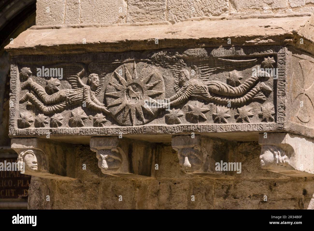 sarcofago romano, iglesia de Sant Feliu, Casco antiguo (Barri Vell), Girona, Catalunya, Spain. Stock Photo