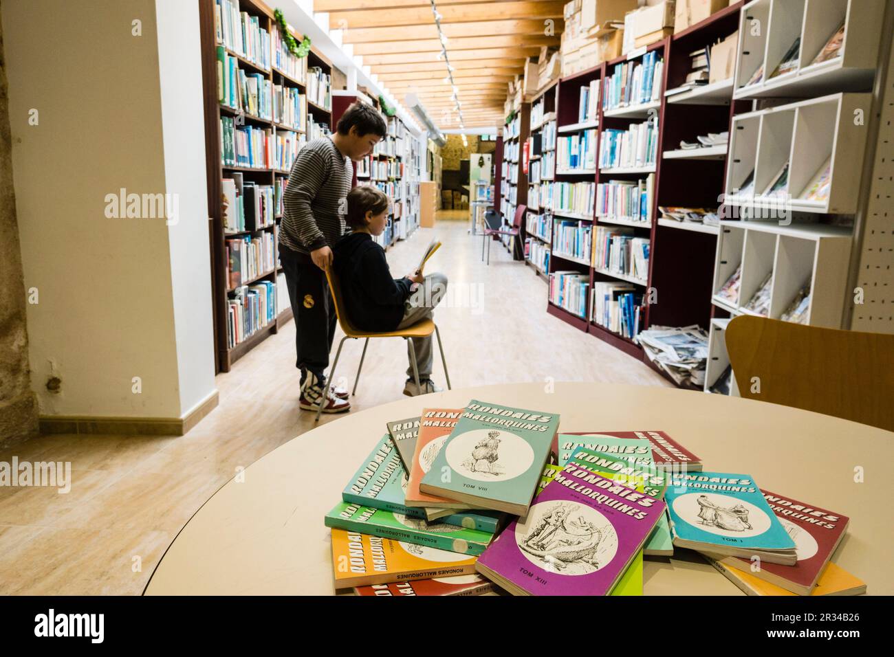 libros de Rondalles, biblioteca Ca Ses Gotleves, Llucmajor, Mallorca, Balearic Islands, Spain. Stock Photo