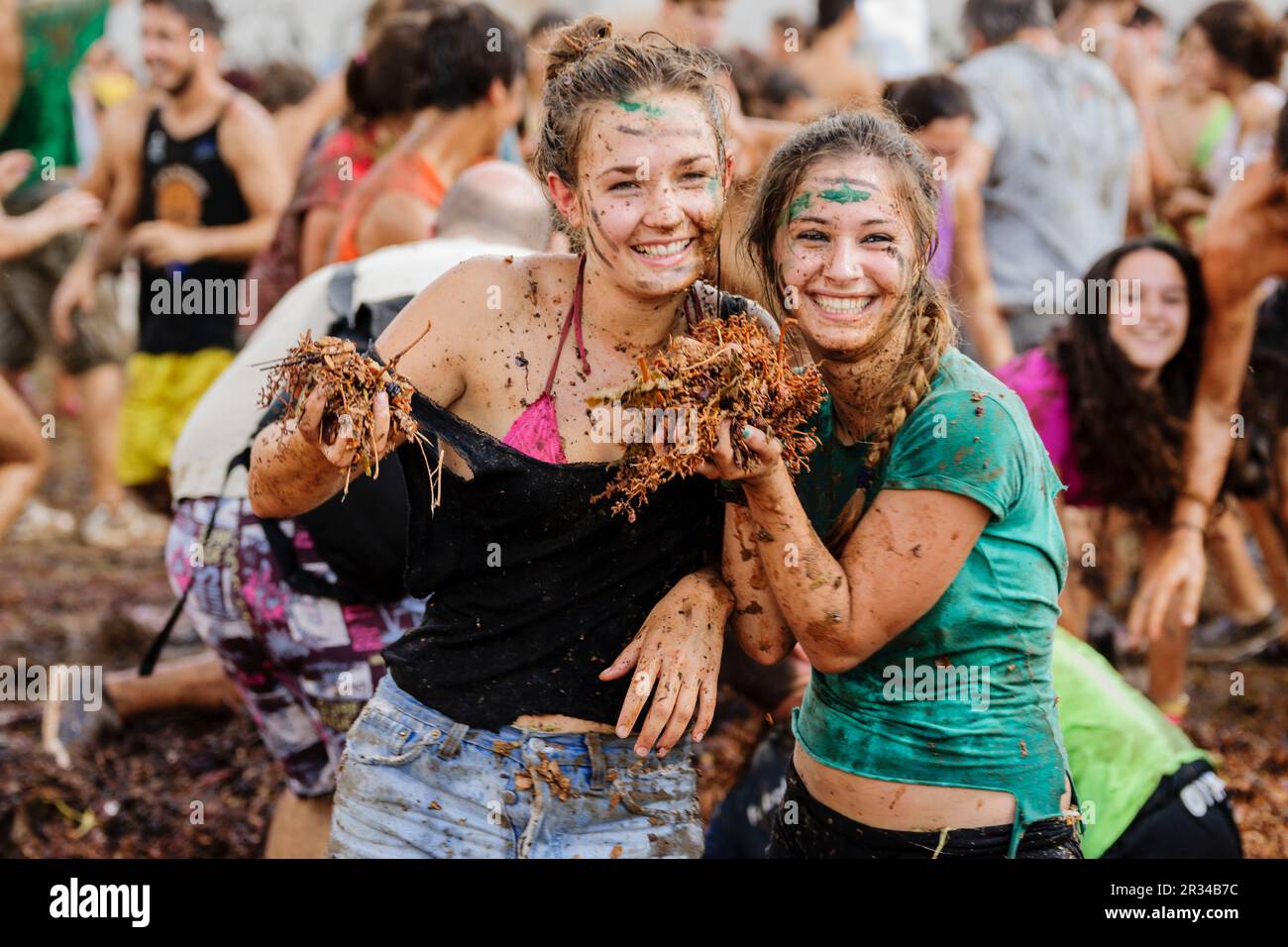 gran batalla de la uva -Gran Batalla Del Raïm-, fiestas de Es Vermar ...