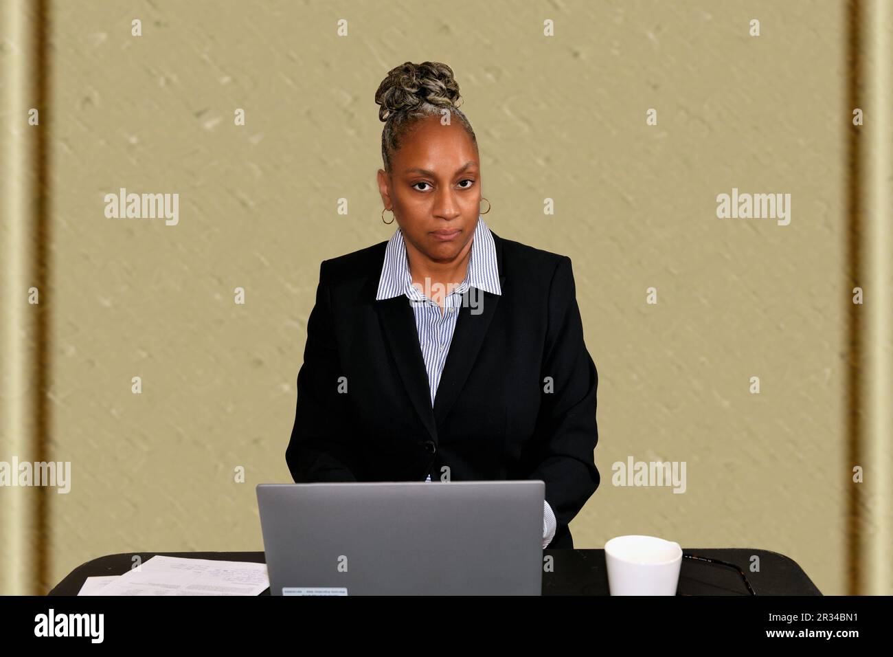 Businessperson in formal attire hi-res stock photography and images - Alamy