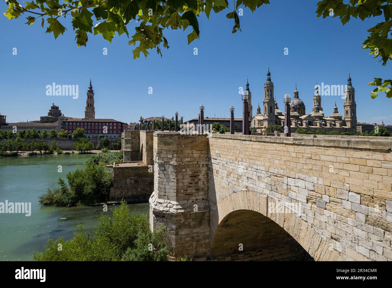 Puente de Piedra sobre el rio Ebro y Basílica de Nuestra Señora del Pilar, Zaragoza, Aragón, Spain, Europe. Stock Photo
