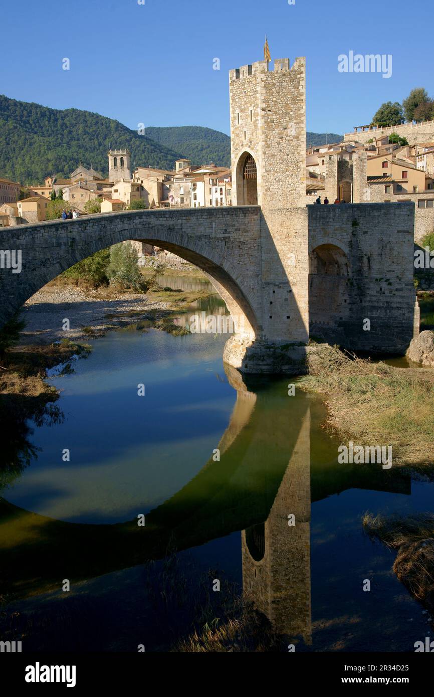 Puente fortificado, s.XI,XIII. Besalu. Garrotxa. Girona..Catalunya.España. Stock Photo