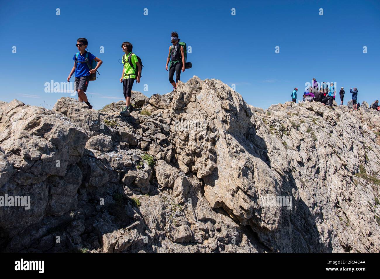 montañeros en la cima de La mesa de los Tres Reyes , 2442m., Huesca, Aragón, Spain, Europe. Stock Photo
