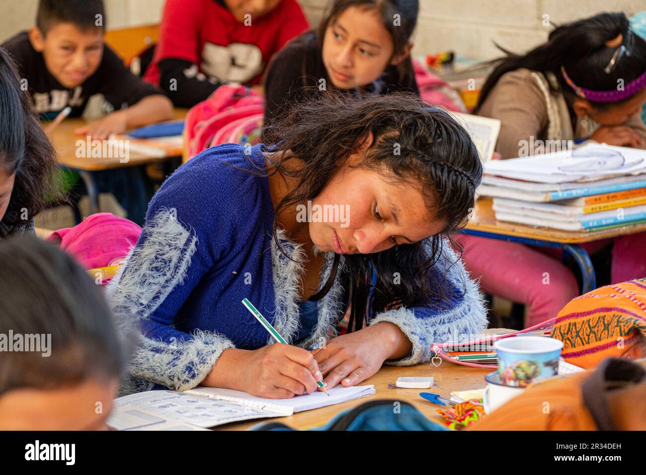 joven escribiendo, escuela de primària, Patzojón Chiquito, Quiche, Guatemala, America Central. Stock Photo