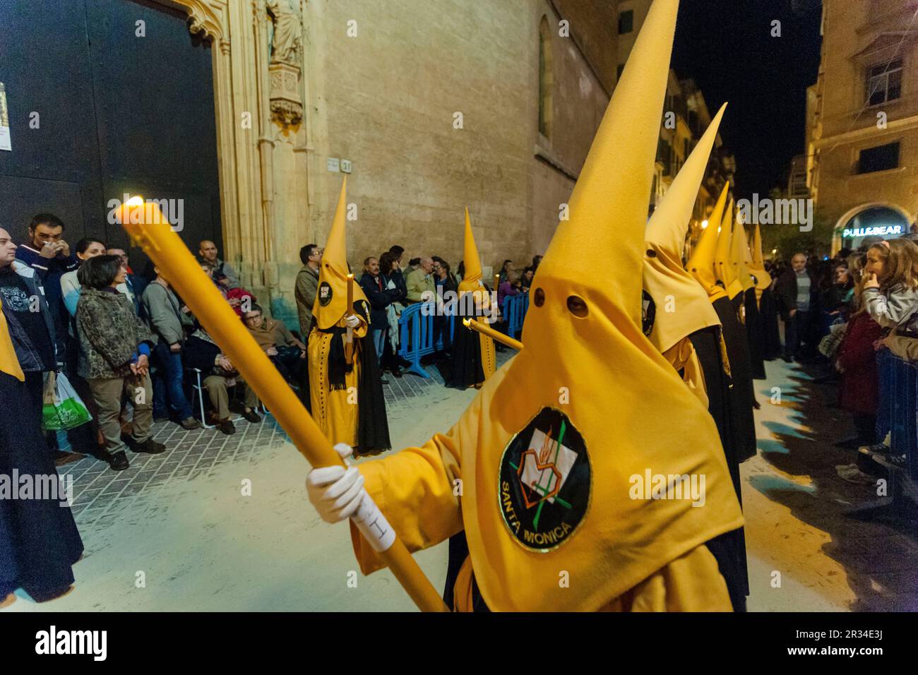 cofrades en la calle San Miquel, procesion de jueves santo, Palma, Mallorca, Islas Baleares, España. Stock Photo