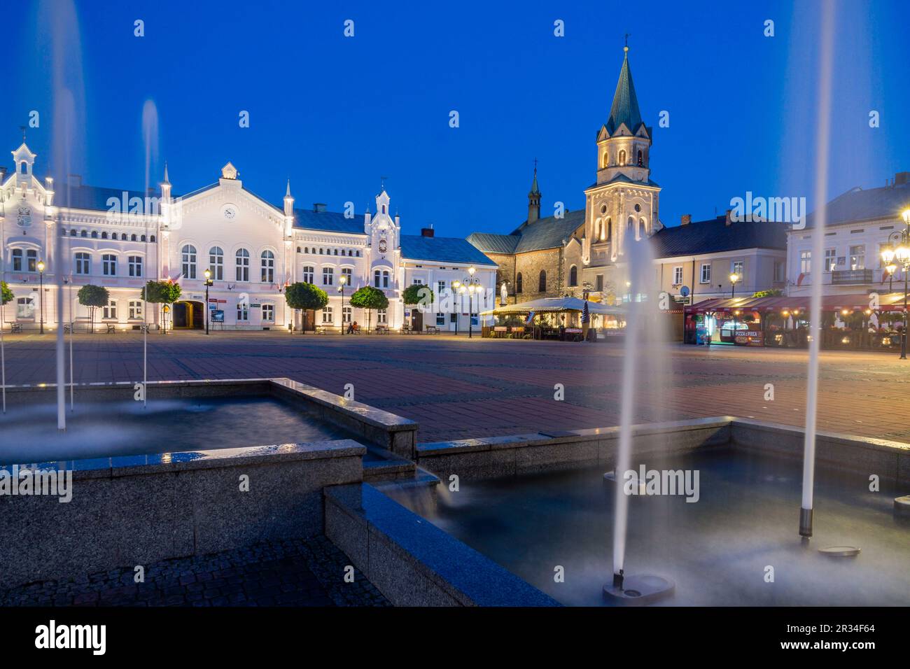 iglesia franciscana y antiguo ayuntamiento, plaza del mercado, Sanok, Voivodato de Subcarpacia, Polonia, eastern europe. Stock Photo