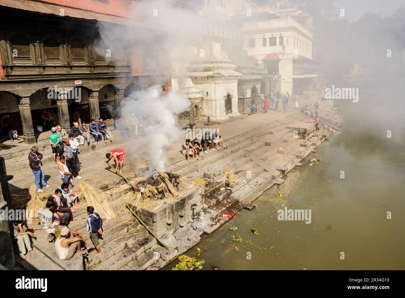 Pashupatinath, cremaciones junto al río Bagmathi, afluente del Ganges y río sagrado para los nepalíes hinduistas.Kathmandu, Nepal, Asia. Stock Photo