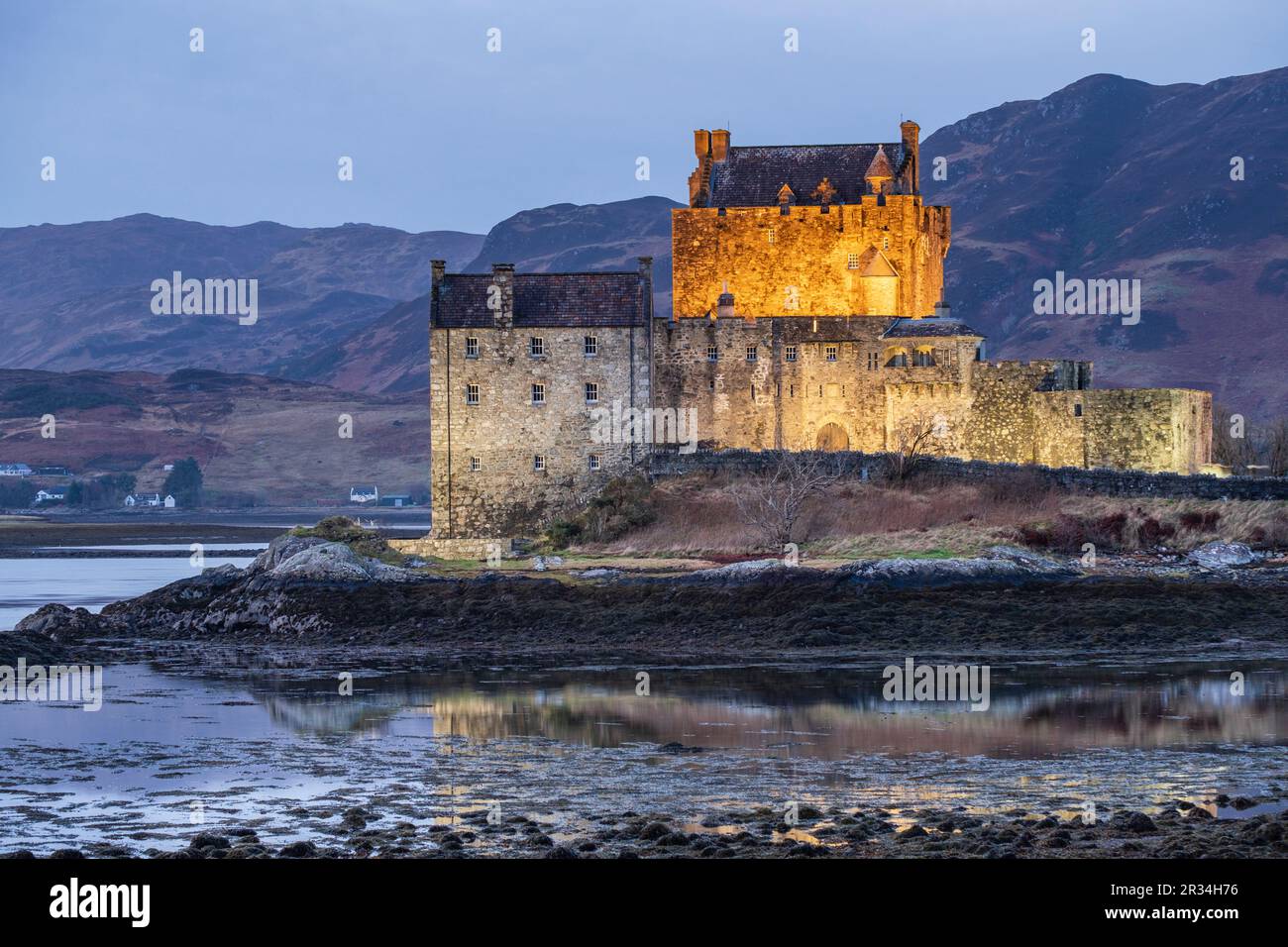 castillo de Eilean Donan, siglo XIII, Kyle of Lochalsh, Highlands, Escocia, Reino Unido. Stock Photo