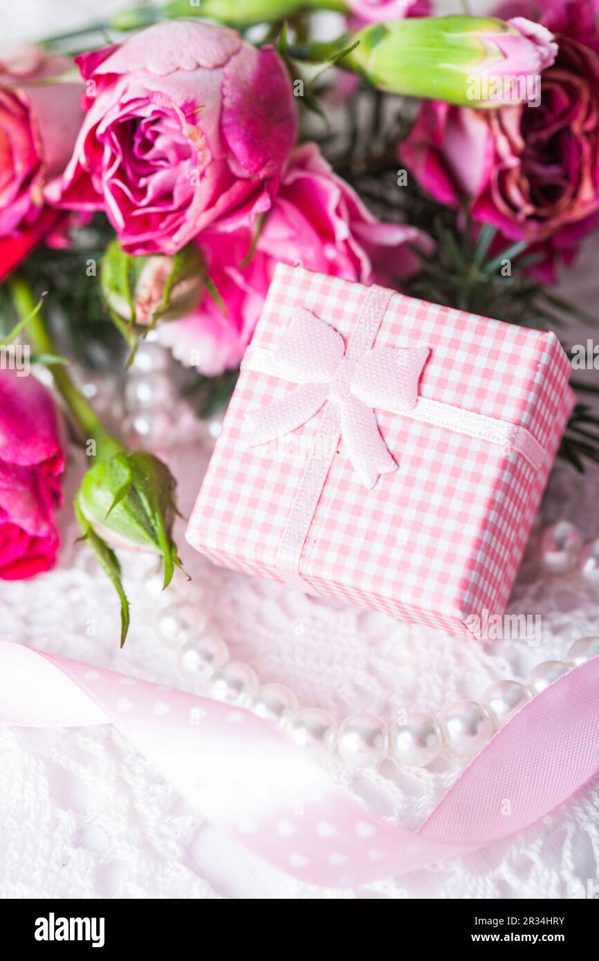 Present box pink ribbon hi-res stock photography and images - Alamy