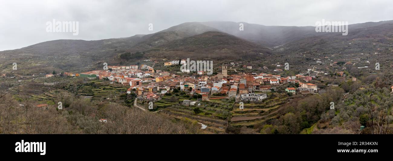 Fotografía panorámica del hermoso pueblo 'Garganta la Olla' en una tarde lluviosa, Extremadura, España Stock Photo