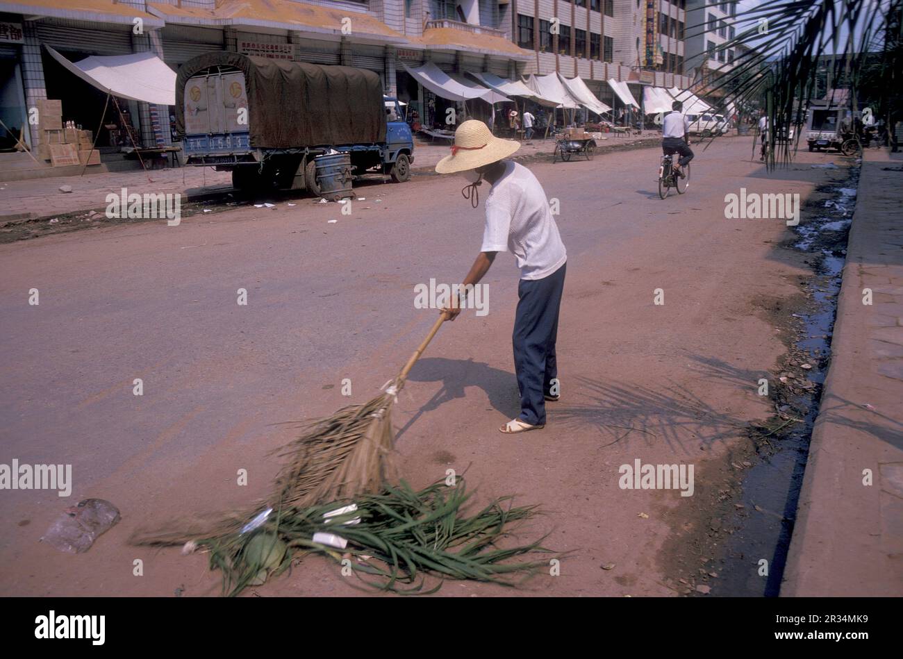 Chinese people cleaning house hi-res stock photography and images - Alamy