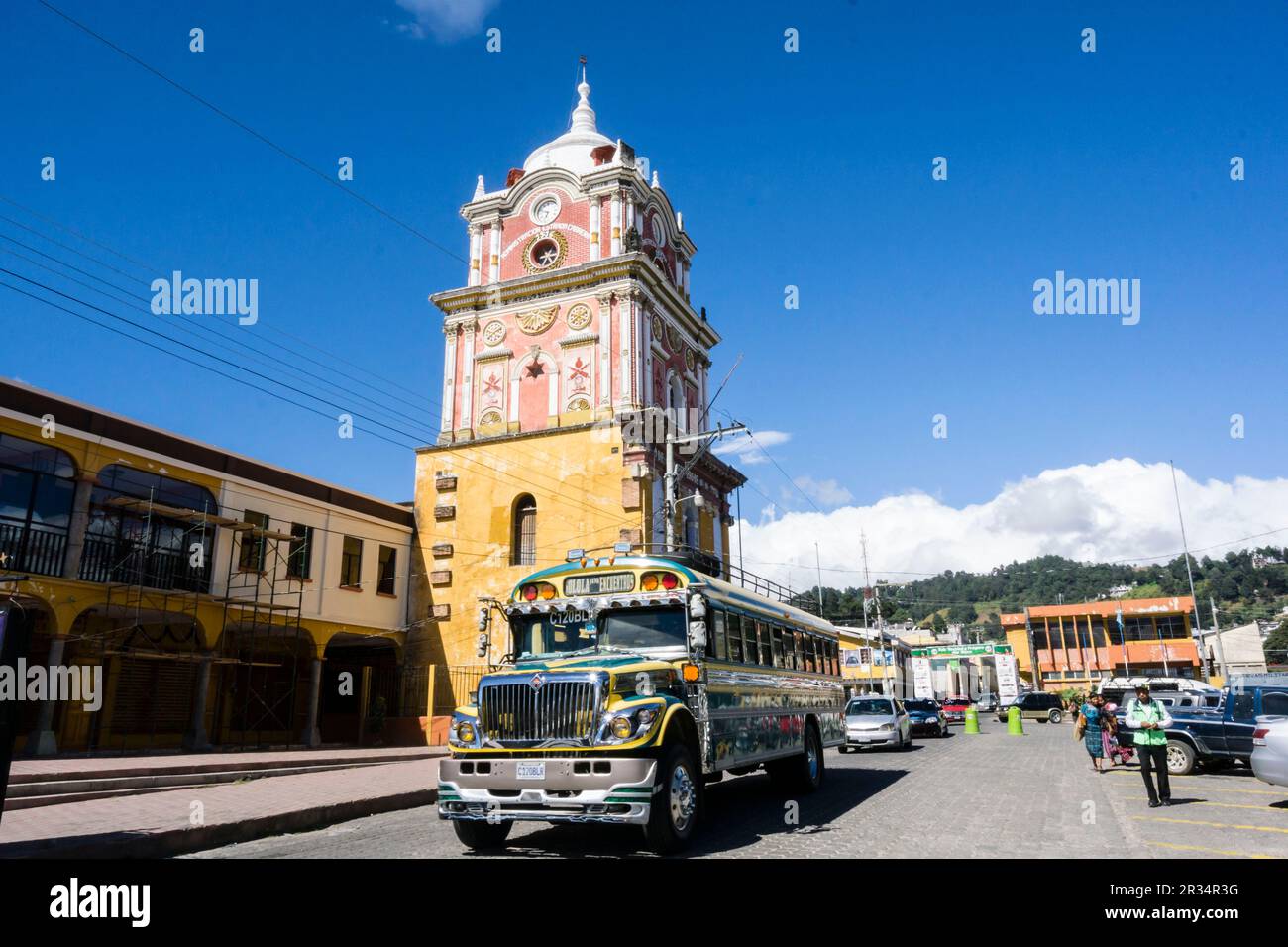 autobus colectivo frente la Torre Centroamericana, 1914, Sololá, departamento de Sololá, Guatemala, Central America. Stock Photo