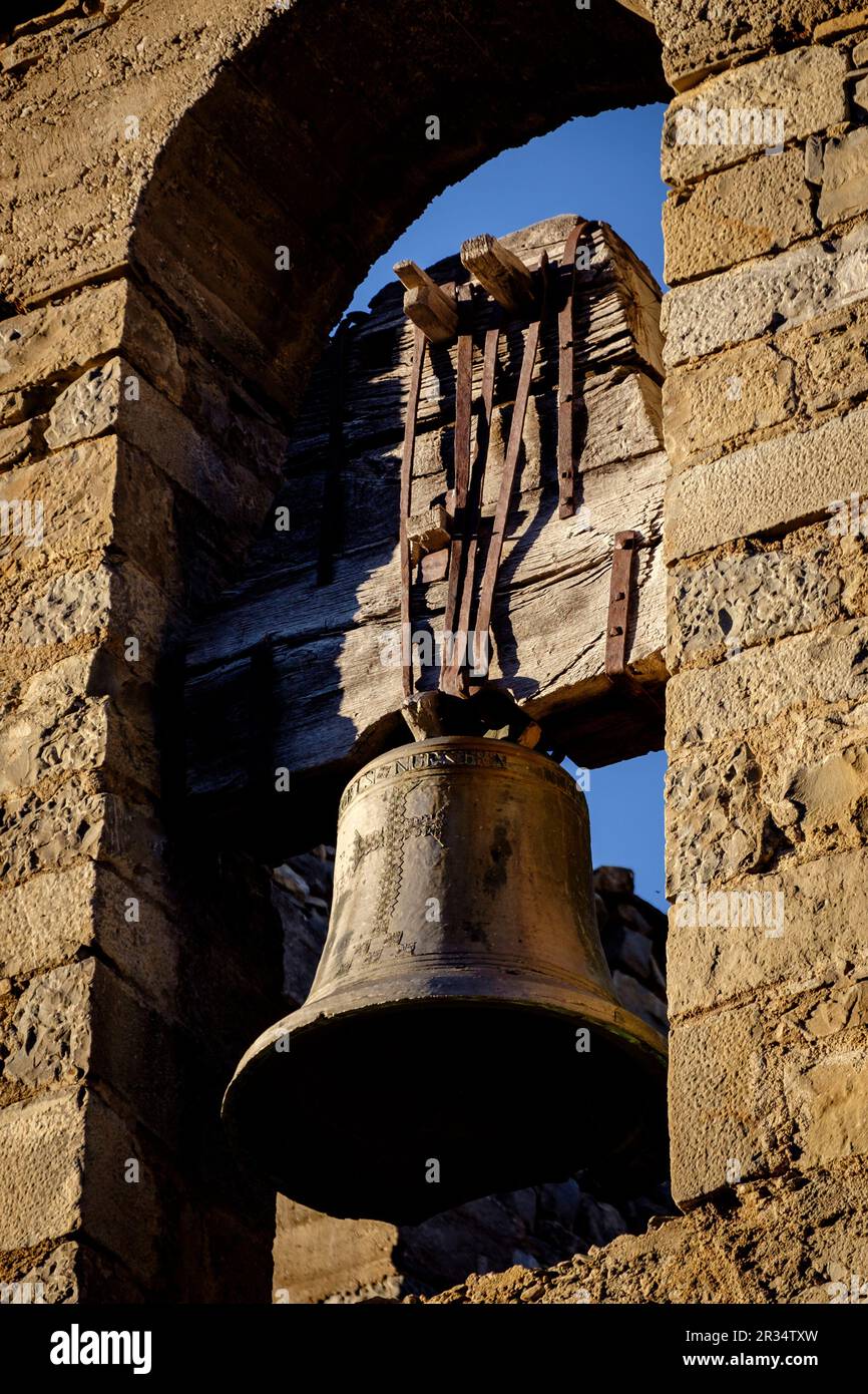 campana de la iglesia parroquial, Bergua, Sobrarbe, Huesca, Aragón, cordillera de los Pirineos, Spain. Stock Photo