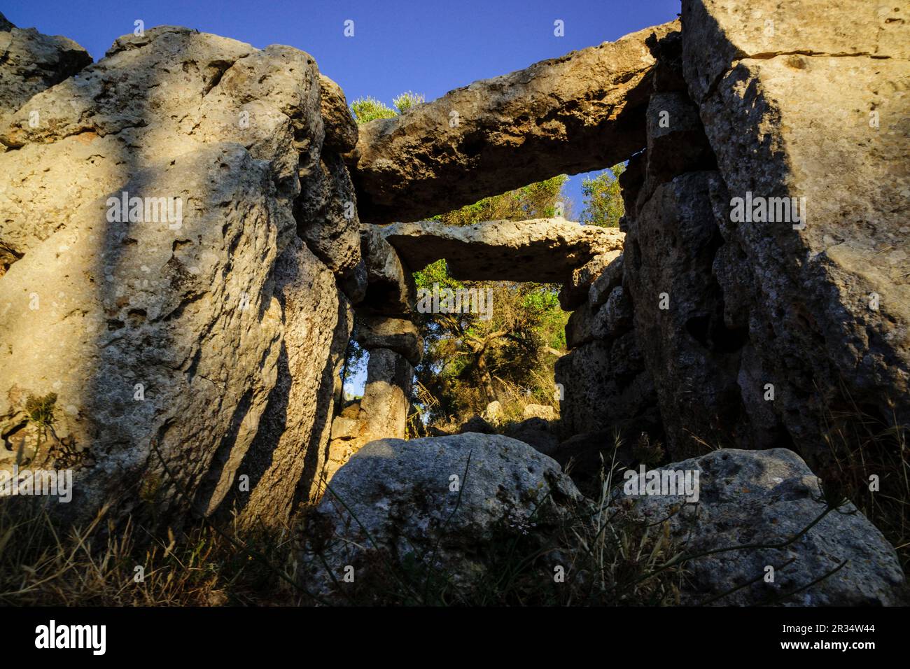 cámara hipóstila y casa talaiótica, poblado prehistòrico de Talatí de Dalt, 1300 a.C, Maó.Menorca,Islas Baleares,españa. Stock Photo