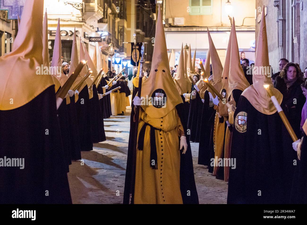 cofrades en la calle San Miquel, procesion de jueves santo, Palma, Mallorca, Islas Baleares, España. Stock Photo