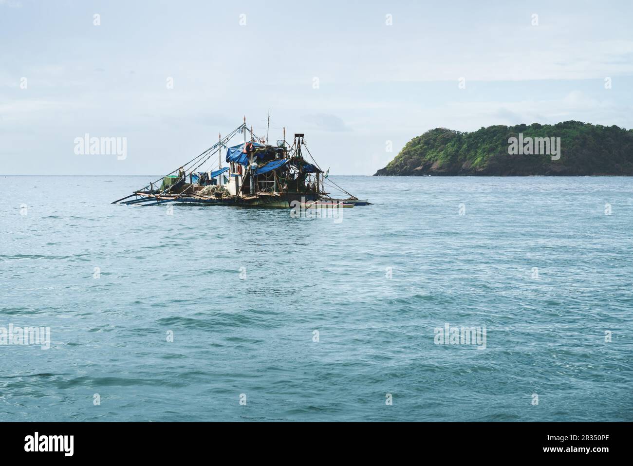 Traditional messy old fisherboat in the ocean of Palawan, Philippines Stock Photo