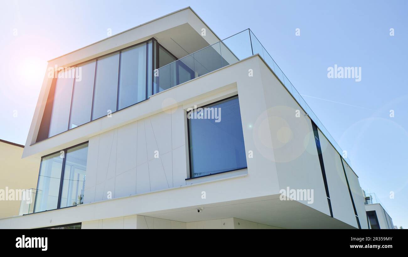 Photo inspiration: Picture Idea: Elegant White House With Open Concept Modern Luxury Villa Exterior