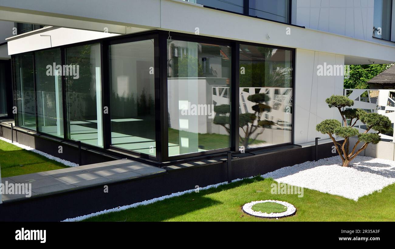 Curated visual reference: Luxury Building Glazing Systems Reference: Elegant White House With Open Concept Modern Luxury Villa Exterior