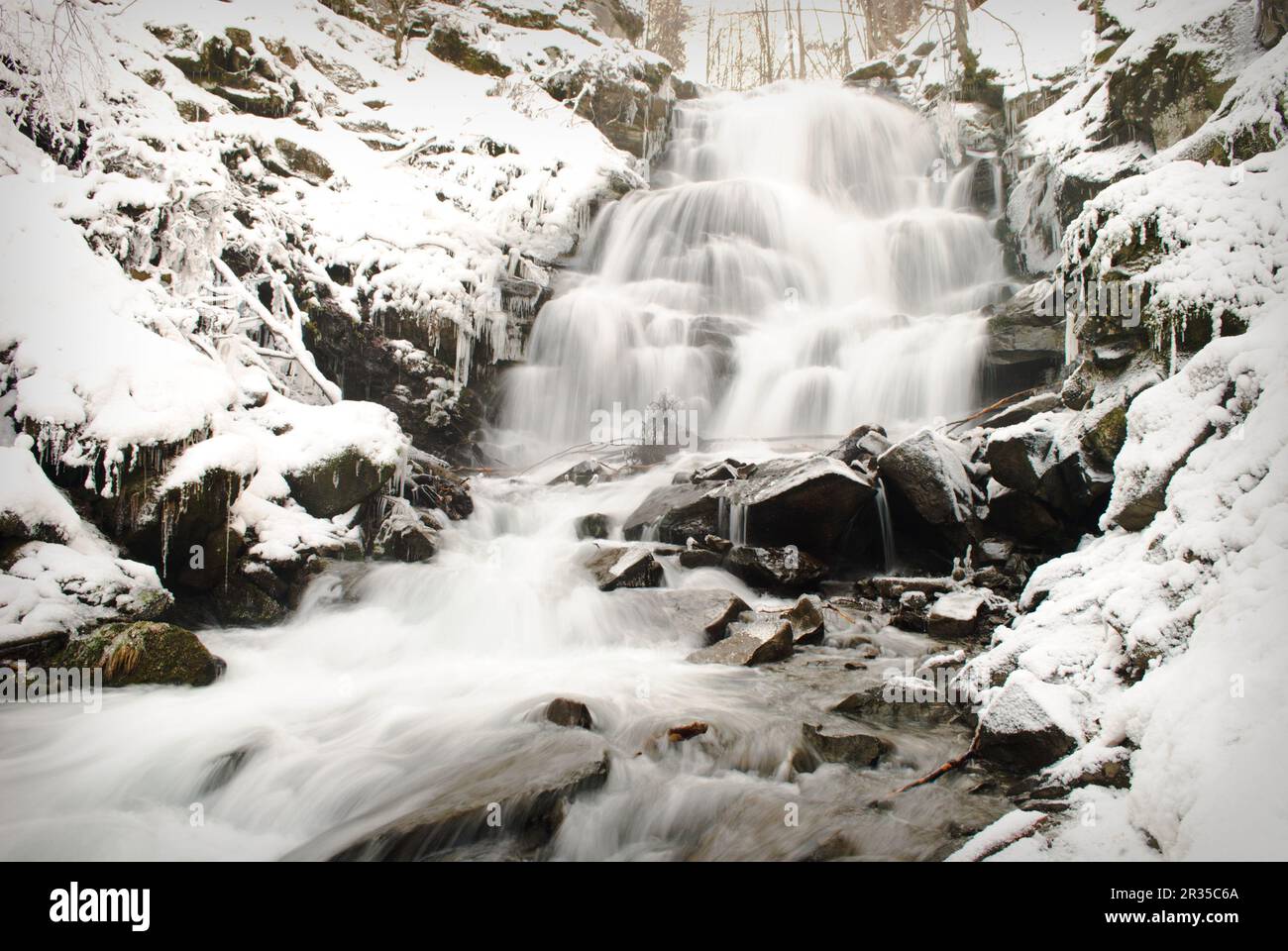 Snow mountain waterfall hi-res stock photography and images - Alamy