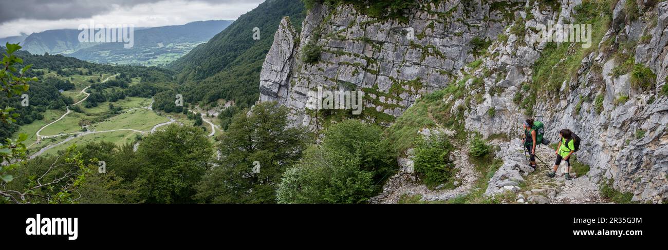 prados de Sanchese desde el ascenso por el barranco de Anaye, alta ruta pirenaica, región de Aquitania, departamento de Pirineos Atlánticos, Francia. Stock Photo