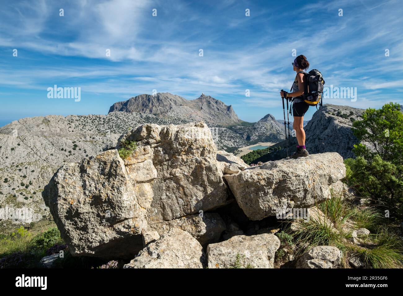 escursionista contemplando el valle de Binimorat y el Puig Major, 1445 metros de altitud, Paraje natural de la Serra de Tramuntana, Mallorca, balearic islands, Spain. Stock Photo