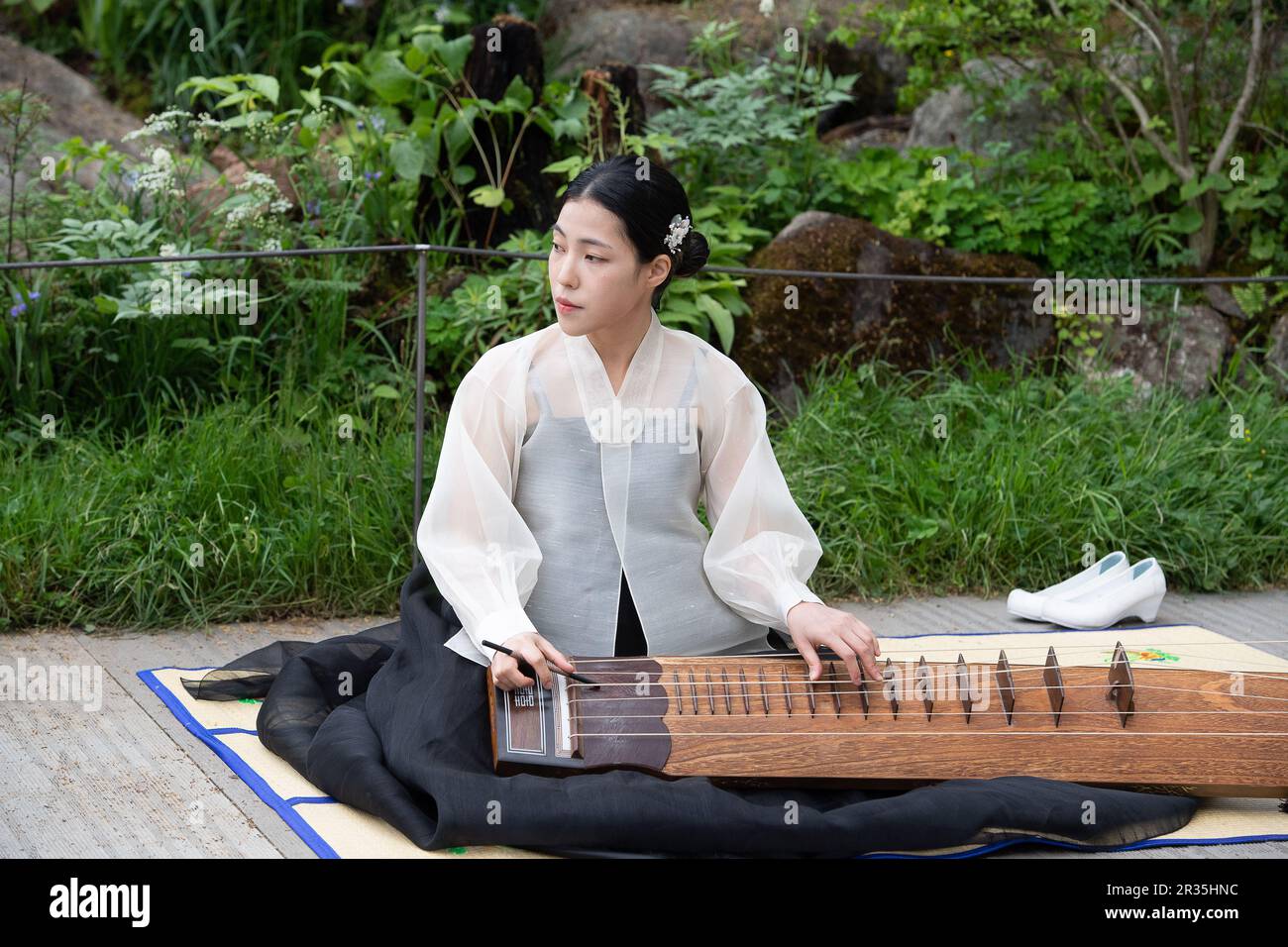Chelsea London UK 22nd May 2023 Musicians Play Traditional Korean Chelsea london uk 22nd may 2023 musicians play traditional korean