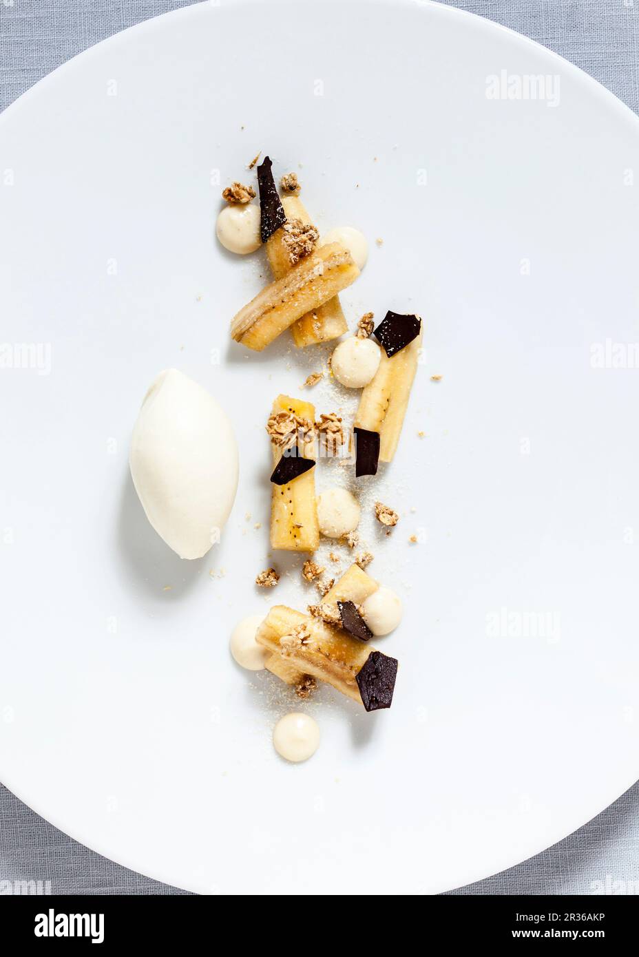 Marinated bananas with grated chocolate, wholemeal muesli, banana cream