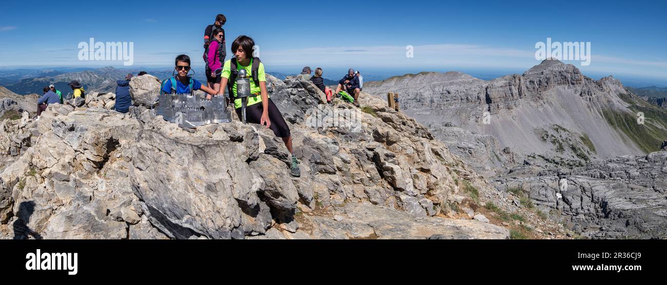 niños frente la maqueta del Castillo de Javier, cima de La mesa de los Tres Reyes , 2442m., Huesca, Aragón, Spain, Europe. Stock Photo