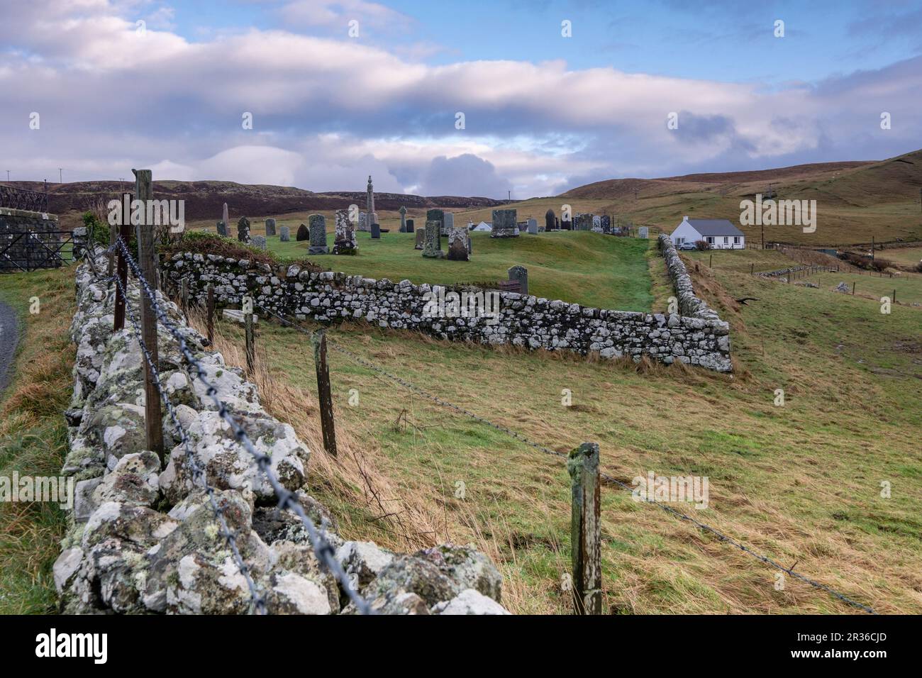 camino al cementerio de Kilmuir, Kilmuir, ( Cille Mhoire ),costa oeste de la península de Trotternish, isla de Skye, Highlands, Escocia, Reino Unido. Stock Photo