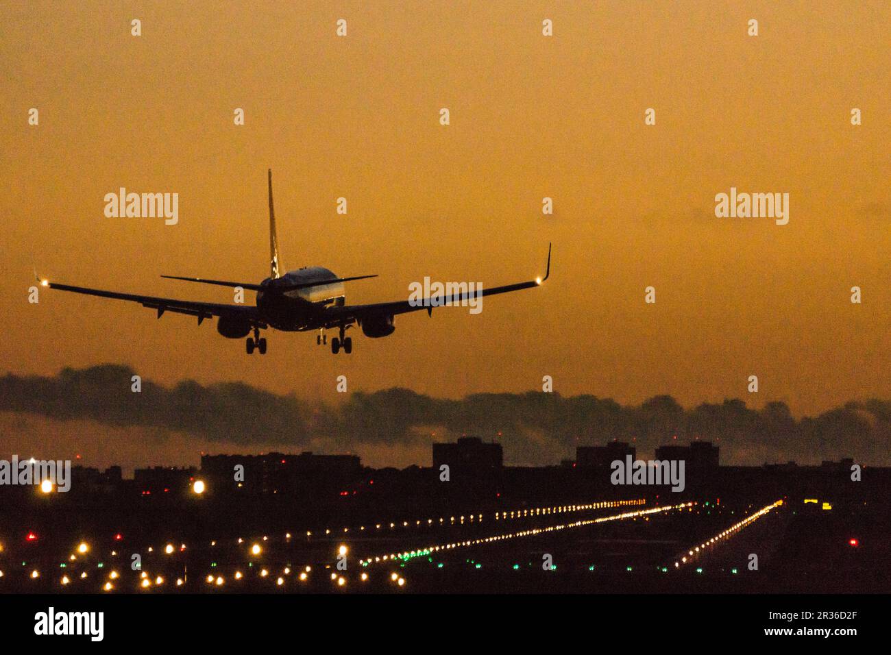 avion aterrizando en el aeropuerto de Palma, mallorca, balearic islands, Spain. Stock Photo