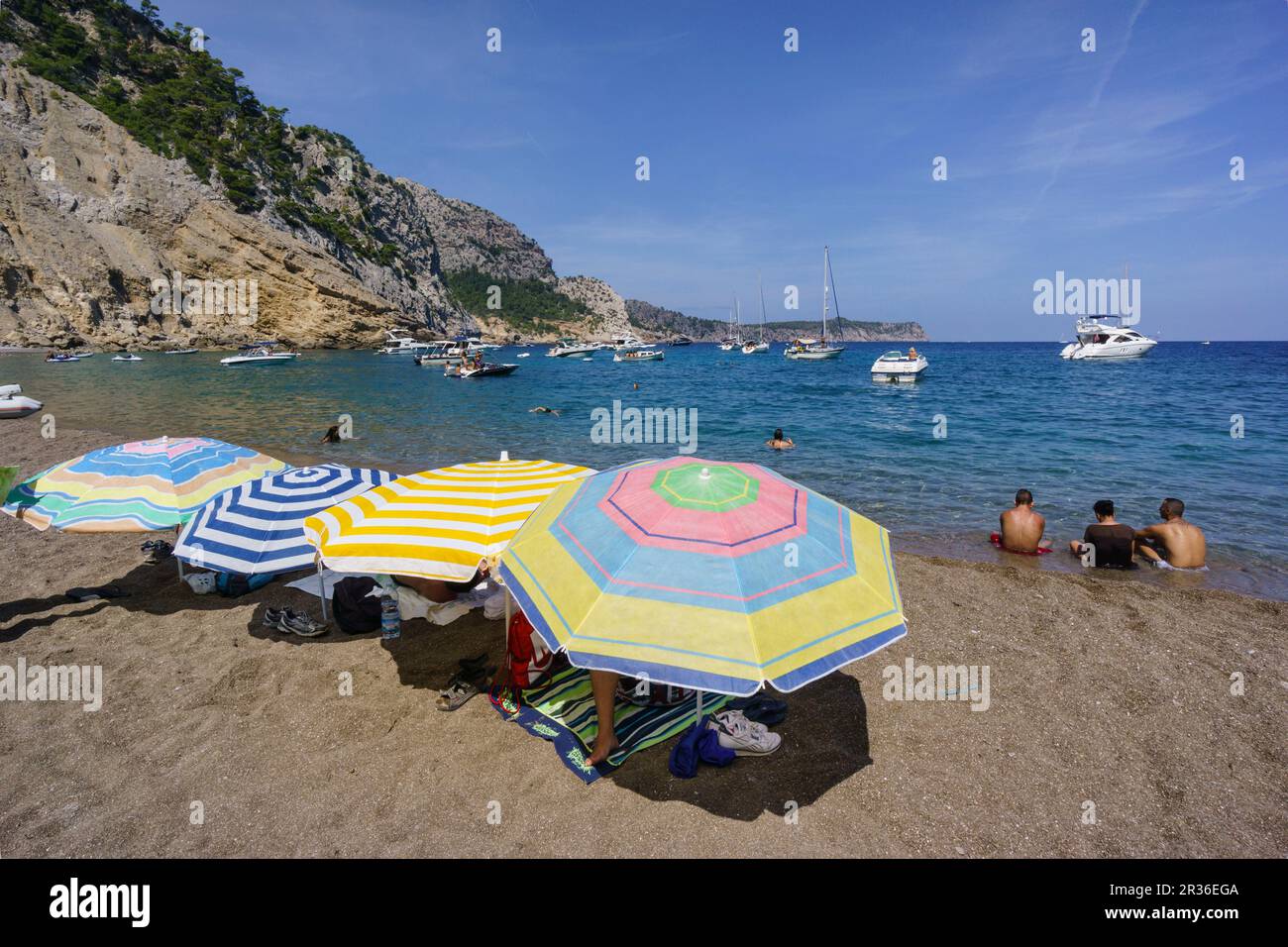 sombrillas en la playa de Es Coll Baix, a los pies del Puig de Sa Talaia, Alcudia,islas baleares, Spain. Stock Photo