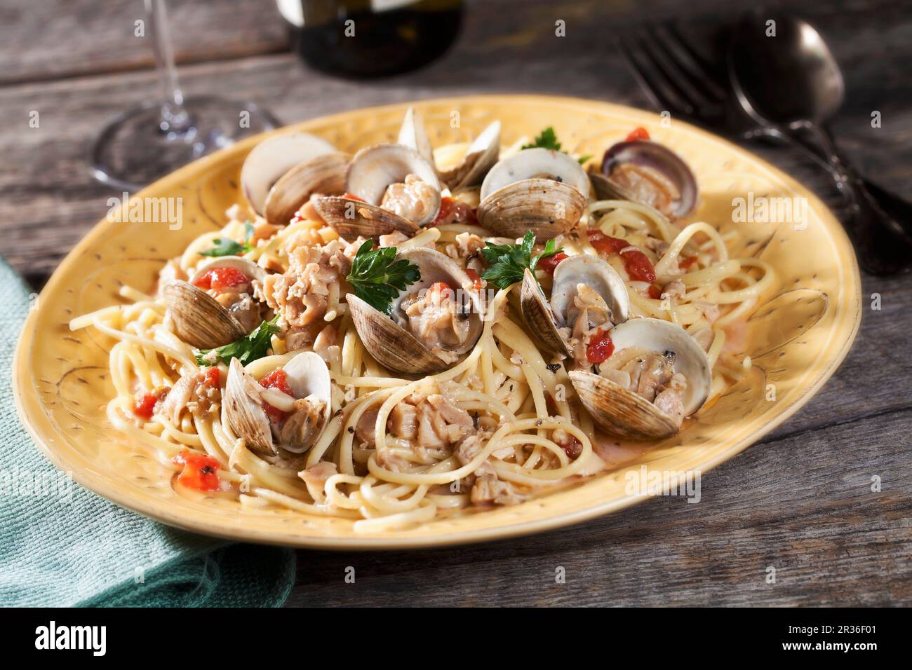 Linguine with clams and tomatoes Stock Photo Alamy