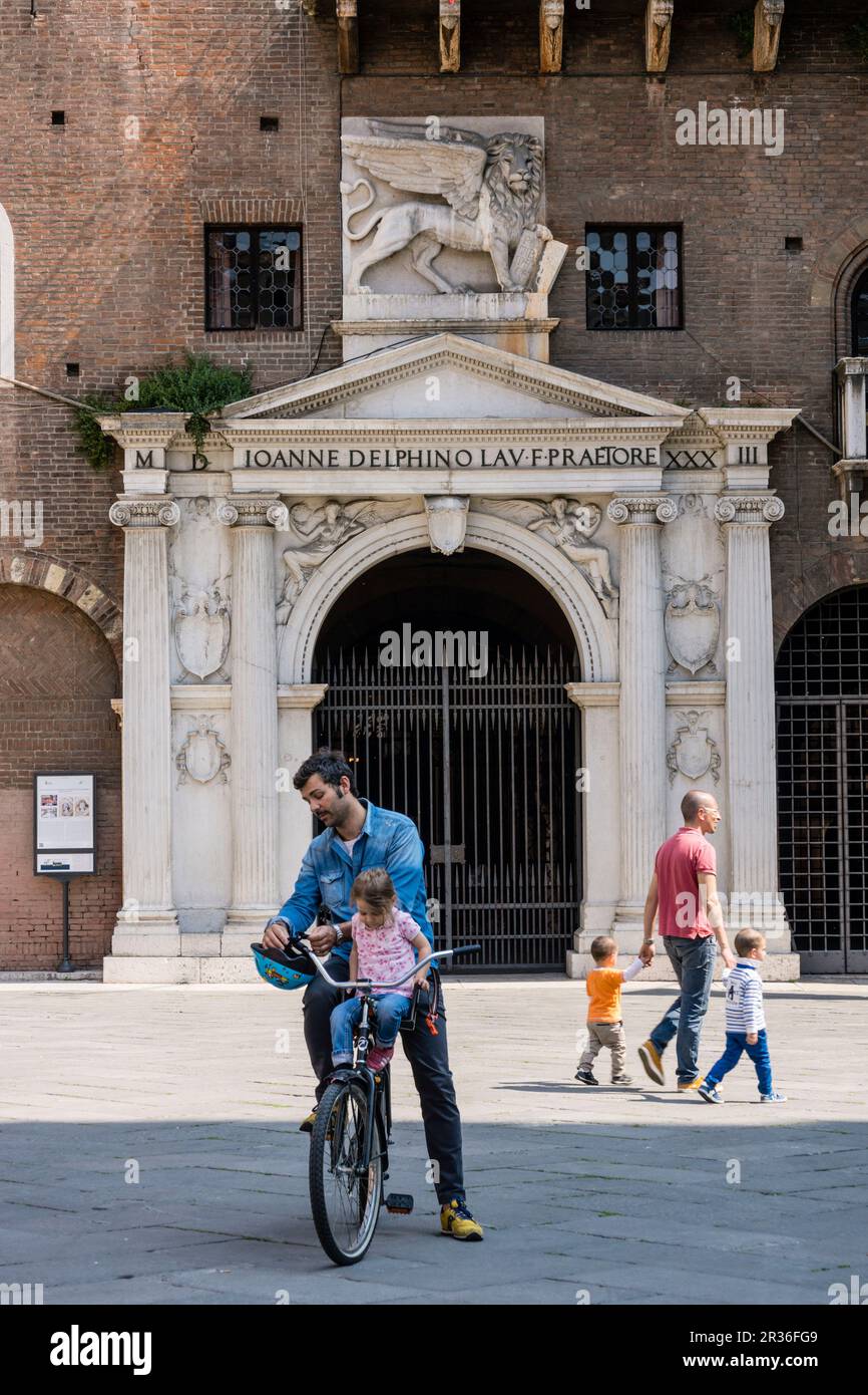 leon veneciano sobre el portal de Sant Micheli, 1533, palacio del Podesta, Piazza dei Signori, tambien conocida como Piazza Dante, Verona, patrimonio de la humanidad, Veneto, Italia, Europa. Stock Photo