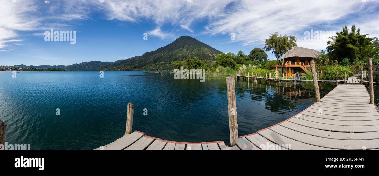 embarcadero frente al volcán San Pedro, suroeste de la caldera del lago de Atitlán , Santiago Atitlán. Tiene una altitud de 3.020,Guatemala, Central America. Stock Photo