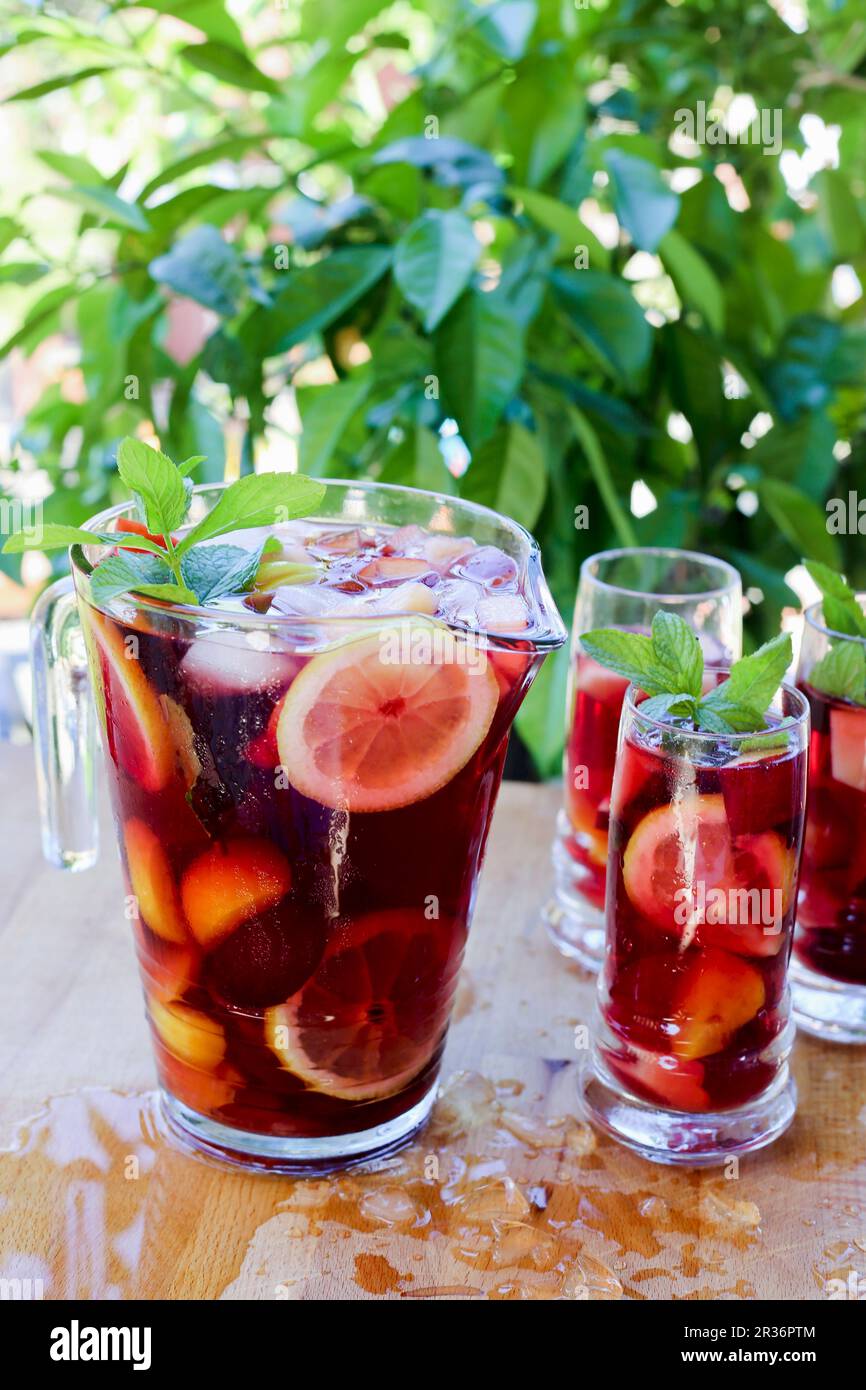 https://c8.alamy.com/comp/2R36PTM/sangria-in-a-pitcher-and-in-glasses-2R36PTM.jpg