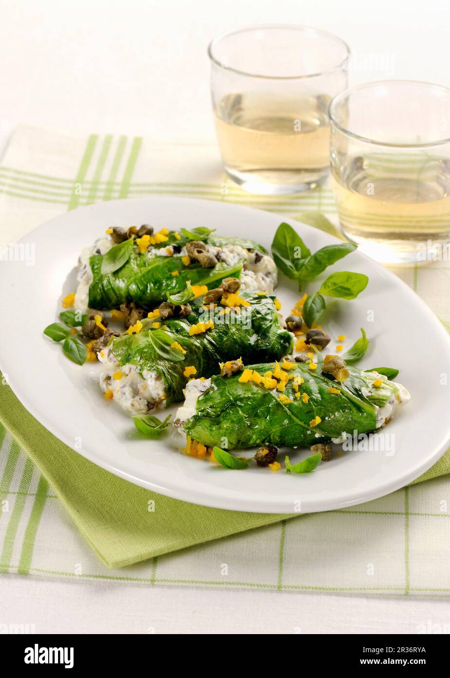 Involtini di lattuga romana (Italian cos lettuce rolls Stock Photo Alamy