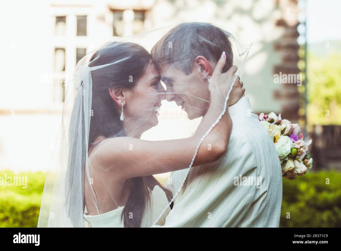 Happy wedding couple Stock Photo - Alamy