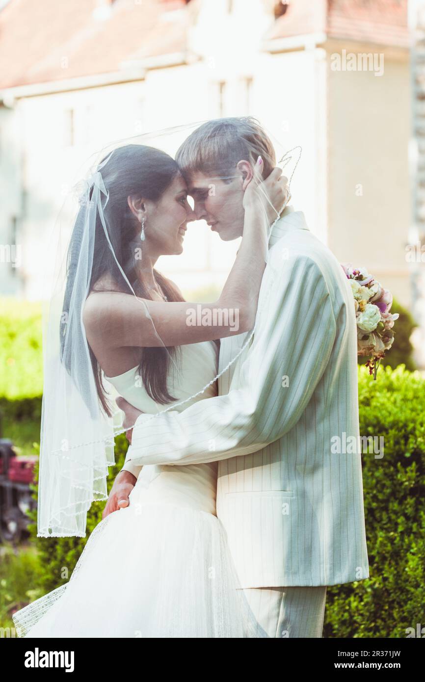 Happy wedding couple Stock Photo - Alamy