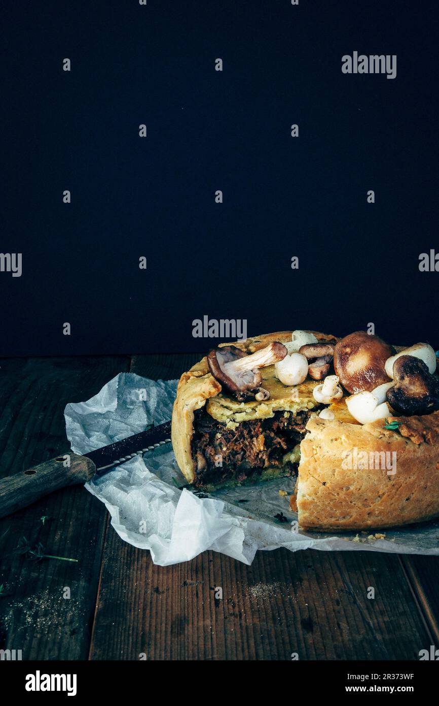 Beef and mushroom pie hi-res stock photography and images - Alamy