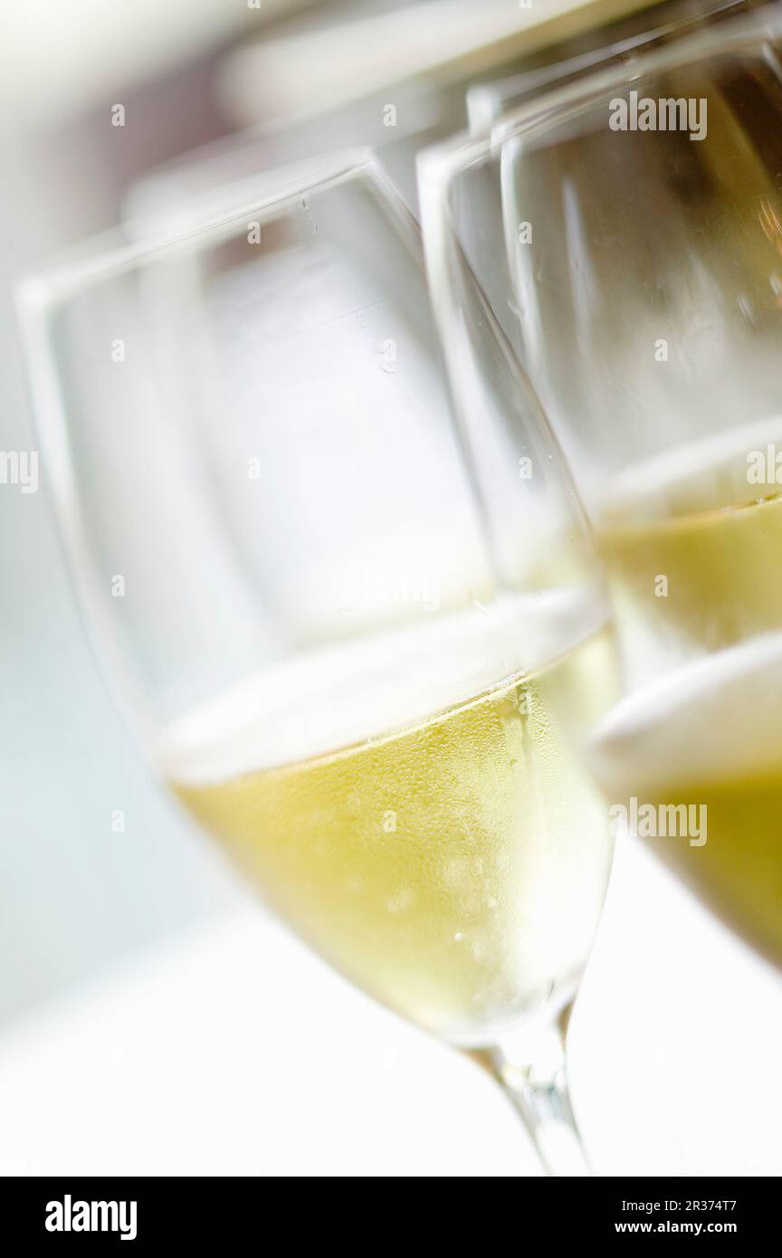 Photograph of sparkling wine hi-res stock photography and images - Alamy