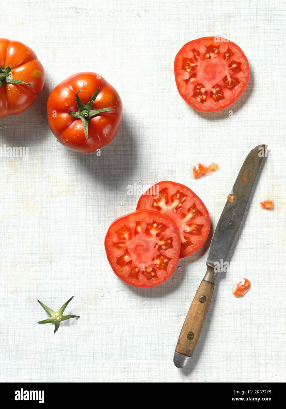 Whole sliced tomatoes hi-res stock photography and images - Alamy