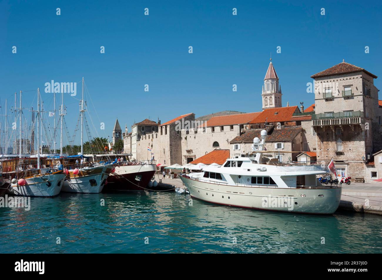 Houses At The Harbour Old Town Trogir Split Dalmatia Croatia Trau houses-at-the-harbour-old-town-trogir-split-dalmatia-croatia-trau