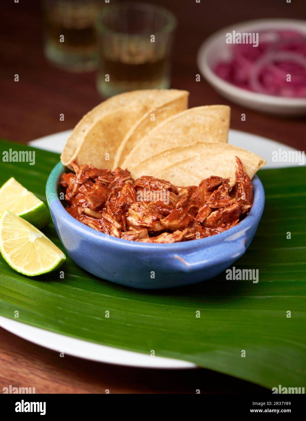 Pulled chicken with corn tortillas and limes (Mexico Stock Photo Alamy